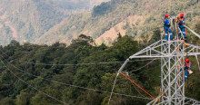 Foto que muestra trabajadores de Enel Colombia en una antena de energía 