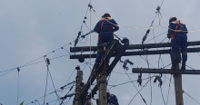 Foto que muestra personas con el uniforme de Enel Colombia realizando trabajos en un poste de luz