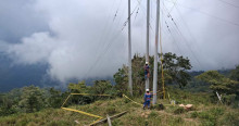 Foto que muestra personas con el uniforme de Enel Colombia realizando labores de mantenimiento