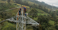 Foto que muestra dos personas con el uniforme de Enel Colombia realizando labores en una antena de energía 