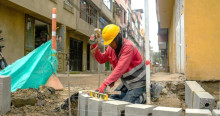 Foto que muestra un hombre martillando en el piso 