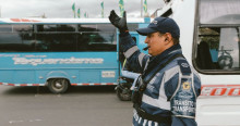 Foto de un agente de tránsito en una vía de Bogotá