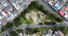 Foto que muestra árboles y una vía con carros andando 