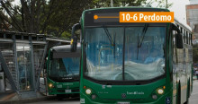Foto de dos buses de TransMilenio en una vía de Bogotá