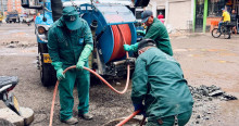 Foto que muestra tres personas con el uniforme del Acueducto de Bogotá