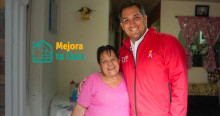 Foto que muestra dos personas sonriendo 