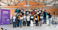 Foto que muestra un grupo de personas con diplomas en las manos 