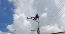 Foto que muestra una persona con el uniforme de Enel Colombia trabajando en un poste de energía 