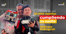 Foto que muestra tres personas sonriendo y un texto: con cindy ya son 32.000 familias cumpliendo su sueño con mi casa en Bogotá