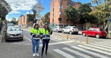 Foto de dos trabajadoras de las Zonas de Parqueo Pago 