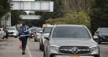 Foto que muestra vehículos andando por las calles 