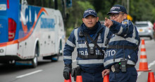 Foto de dos agentes de tránsito en una vía de Bogotá