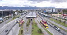 Foto de varios buses de TransMilenio en una vía de Bogotá