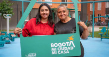 Foto que muestra dos mujeres sonriendo con un letrero que dice Bogotá mi ciudad mi casa