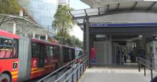 Foto de una estación de TransMilenio