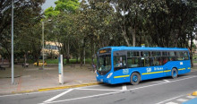 Foto de un bus TransMiZonal de TransMilenio por una de las calles de Bogotá.