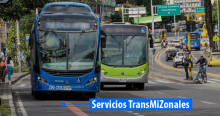 Foto de dos buses de TransMilenio en una vía de Bogotá