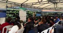 Foto que muestra personas sentadas en una conferencia 