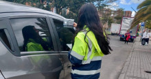 Funcionaria de tránsito en una Zona de Parqueo Pago.