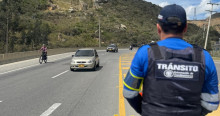 Foto de un Agente Civil de Tránsito realizando gestiones de movilidad en una vía de Cundinamarca.