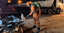 Foto que muestra una persona con una pala recogiendo residuos de las calles