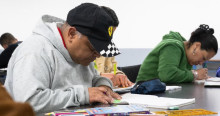 Foto de vendedores informales en Bogotá en proceso de educación flexible.