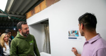 Foto durante la visita del alcalde Carlos Fernando Galán a las familias beneficiadas con mejoramientos de vivienda en Usme.