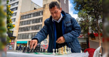Foto de Adolfo Páez, beneficiario de los quioscos del IPES en Bogotá.