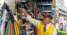 Foto de un vendedor informal en Bogotá en un quiosco.