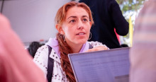 Foto de una mujer en un proceso de formación con cursos gratis en Bogotá.
