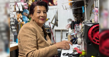 Foto de Amparo Vargas beneficiaria Punto Comercial IPES en Bogotá.