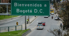 Foto que muestra vehículos circulando por las calles de Bogotá.