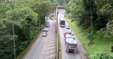 Imagen de una vía de Cundinamarca en la que se ven tractocamiones y vehículos