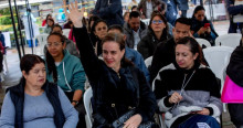 Foto de mujeres en una feria de capacitación en Bogotá.
