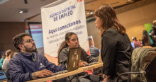 Foto de una feria de empleo en Bogotá 2026.