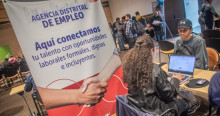 Foto de una feria de empleo en Bogotá.