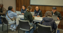 Foto de bogotanos y bogotanas accediendo a servicios de la Agencia Distrital de Empleo en Bogotá.