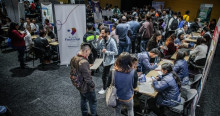 Foto de una feria de empleo en Bogotá.