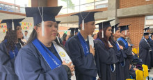 Foto de vendedores informales durante una gradación de bachilleres en Bogotá.