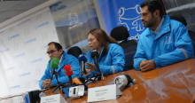 Foto que muestra tres personas con chaqueta del Acueducto de Bogotá 