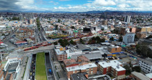 Foto panorámica de Bogotá que muestra árboles, edificios y vias 