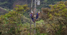 Foto que muestra dos personas con el uniforme de Enel Colombia 