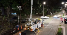 Foto que muestra un camión grúa con trabajadores de Enel Colombia