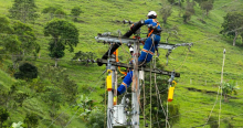 Foto que muestra dos personas con el uniforme de Enel Colombia realizando labores en una antena de energía 
