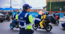 Foto de un agente de tránsito en una vía de Bogotá.
