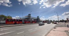 Foto de una vía de Bogotá donde se un TransMilenio junto a carros 