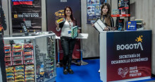 Dos mujeres en un stand de la feria NextCar 2026