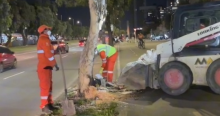 Foto que muestra trabajadores limpiando las calles de la ciudad