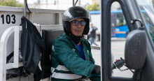 Foto que muestra una hombre con un casco en la cabeza 