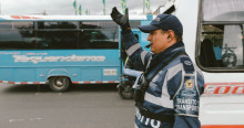 Foto de un agente de tránsito en una vía de Bogotá.